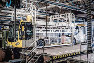 Elektrisch oder manuell verstellbare Arbeitsbühnen der Munk Günzburger Steigtechnik sorgen für Effizienz und Sicherheit bei der Wartung von Bussen. | © MUNK GmbH