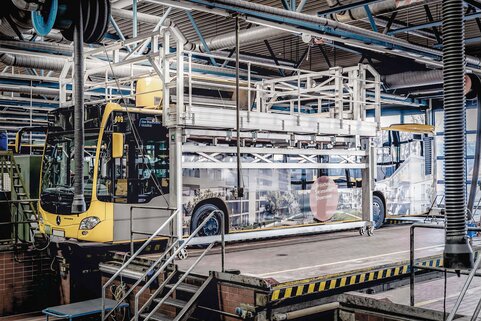 Les plates-formes de travail à réglage électrique ou manuel de Munk Günzburger Steigtechnik garantissent efficacité et sécurité lors de l'entretien des bus. | © MUNK GmbH