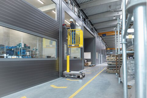La micro-plate-forme élévatrice FlexxLift permet de travailler en toute sécurité jusqu'à une hauteur de cinq mètres. | © MUNK GmbH