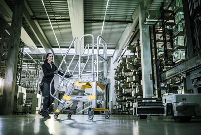 Die fahrbaren Plattformtreppen der Munk Günzburger Steigtechnik können individuell konfiguriert werden. | © MUNK GmbH