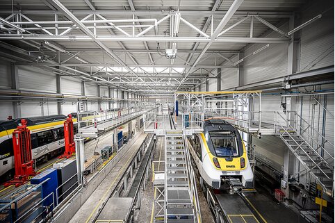 Les plates-formes de travail sur toit de Munk Günzburger Steigtechnik garantissent la sécurité lors de l'entretien des véhicules ferroviaires. | © MUNK GmbH