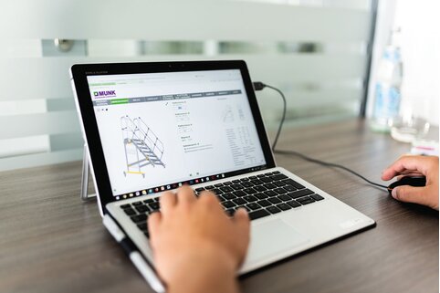 Grâce au configurateur de produits de Munk Günzburger Steigtechnik, les clients de l'entreprise peuvent composer eux-mêmes des passerelles, des escaliers et des escaliers mobiles avec plate-forme. | © MUNK GmbH