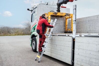 Ebenfalls neu im Produktprogramm 2026 der Munk Günzburger Steigtechnik ist eine neue Version der Stufen-Einhängeleiter für LKW. | © MUNK GmbH