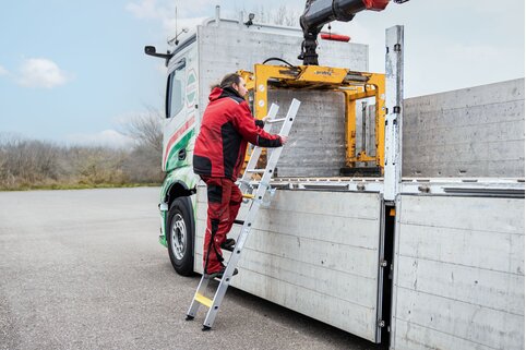 Ebenfalls neu im Produktprogramm 2026 der Munk Günzburger Steigtechnik ist eine neue Version der Stufen-Einhängeleiter für LKW. | © MUNK GmbH