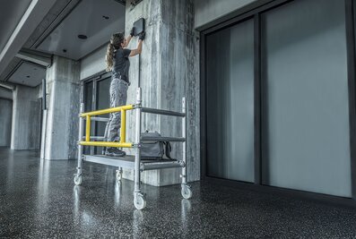 Zu den Neuheiten im Produktprogramm der Munk Günzburger Steigtechnik zählt im Jahr 2026 eine neue fahrbare Montageplattform, die das Arbeiten in niedrigen Höhen so angenehm und effizient wie nie zuvor macht. | © MUNK GmbH