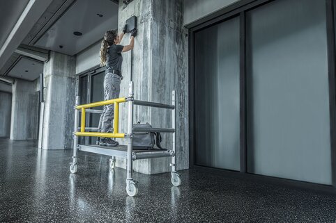 Zu den Neuheiten im Produktprogramm der Munk Günzburger Steigtechnik zählt im Jahr 2026 eine neue fahrbare Montageplattform, die das Arbeiten in niedrigen Höhen so angenehm und effizient wie nie zuvor macht. | © MUNK GmbH