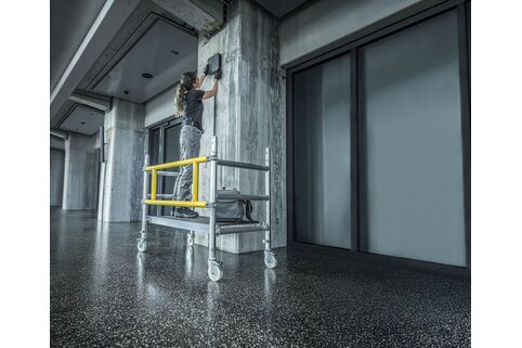 Zu den Neuheiten im Produktprogramm der Munk Günzburger Steigtechnik zählt im Jahr 2026 eine neue fahrbare Montageplattform, die das Arbeiten in niedrigen Höhen so angenehm und effizient wie nie zuvor macht. | © MUNK GmbH