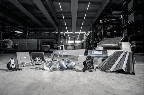 Die Munk Günzburger Steigtechnik bietet eine große Bandbreite an Zubehör an, mit dem sich die Sicherheit im Alltag erhöhen lässt. | © MUNK GmbH