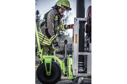 Die Rollcontainer lassen sich mit dem Offroad-System Premium bis zu einer maximalen Bodenfreiheit von 190 Millimeter hochkurbeln. | © MUNK GmbH