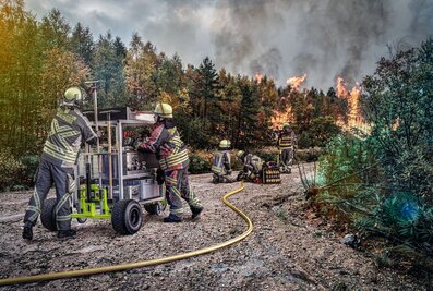 Bei Wald- und Vegetationsbränden beschleunigt das Offroad-System Premium der Munk Rettungstechnik den Materialtransport zum Einsatzort. | © MUNK GmbH