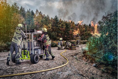Bei Wald- und Vegetationsbränden beschleunigt das Offroad-System Premium der Munk Rettungstechnik den Materialtransport zum Einsatzort. | © MUNK GmbH
