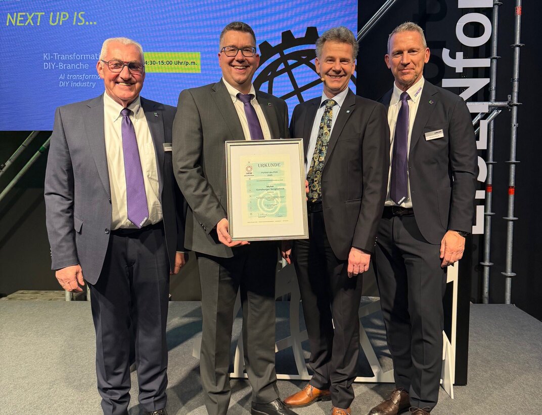 Die Munk Günzburger Steigtechnik belegt erneut den ersten Platz bei der PVH-Wahl im Sortimentsbereich Betriebsausstattung. Im Bild, von links: Ferdinand Munk und Alexander Werdich (beide Geschäftsführer und Inhaber der Munk Group), Thomas Dammann, Hauptgeschäftsführer des ZHH, und Roland Wilcke, Prokurist und Vertriebsleiter der Munk Group. Foto: Ruth Munk/Munk Group | © MUNK GmbH