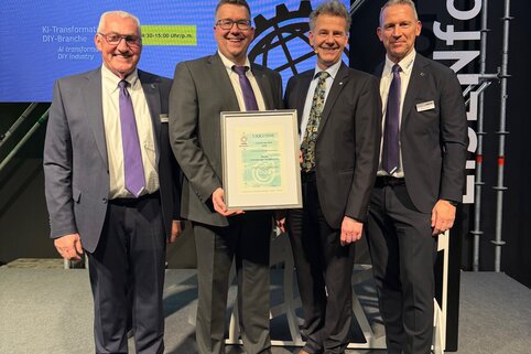 Die Munk Günzburger Steigtechnik belegt erneut den ersten Platz bei der PVH-Wahl im Sortimentsbereich Betriebsausstattung. Im Bild, von links: Ferdinand Munk und Alexander Werdich (beide Geschäftsführer und Inhaber der Munk Group), Thomas Dammann, Hauptgeschäftsführer des ZHH, und Roland Wilcke, Prokurist und Vertriebsleiter der Munk Group. Foto: Ruth Munk/Munk Group | © MUNK GmbH