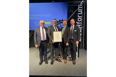 Die Munk Günzburger Steigtechnik belegt erneut den ersten Platz bei der PVH-Wahl im Sortimentsbereich Betriebsausstattung. Im Bild, von links: Ferdinand Munk und Alexander Werdich (beide Geschäftsführer und Inhaber der Munk Group), Thomas Dammann, Hauptgeschäftsführer des ZHH, und Roland Wilcke, Prokurist und Vertriebsleiter der Munk Group. Foto: Ruth Munk/Munk Group | © MUNK GmbH