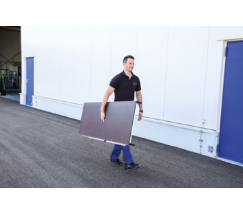 Diele tragen | © MUNK GmbH Arbeiter trägt Diele | © MUNK GmbH