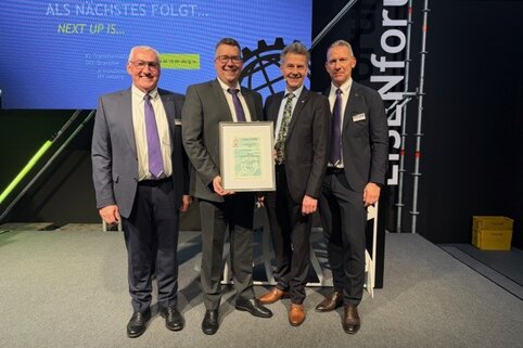 Roland Wilcke, Alexander Werdich und Ferdinand Munk halten die Urkunde zum ersten Platz im Bereich Betriebsausstattung der PVH Wahl 2025 entgegen. | © MUNK GmbH