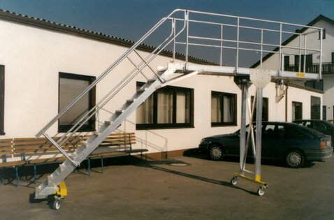 Fahrbare Plattformtreppe | © MUNK GmbH