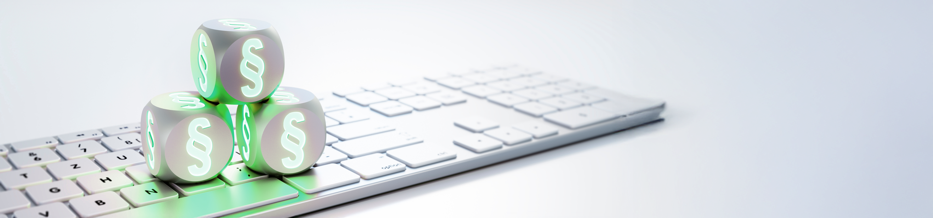 Würfel mit Paragraphenzeichen auf Computertastatur – Symbol für gesetzliche Vorschriften zur Prüfung und Wartung | © peterschreiber.media - stock.adobe.com