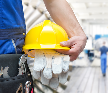 Ouvrier du bâtiment avec un casque à la main | © industrieblick -  - stock.adobe.com